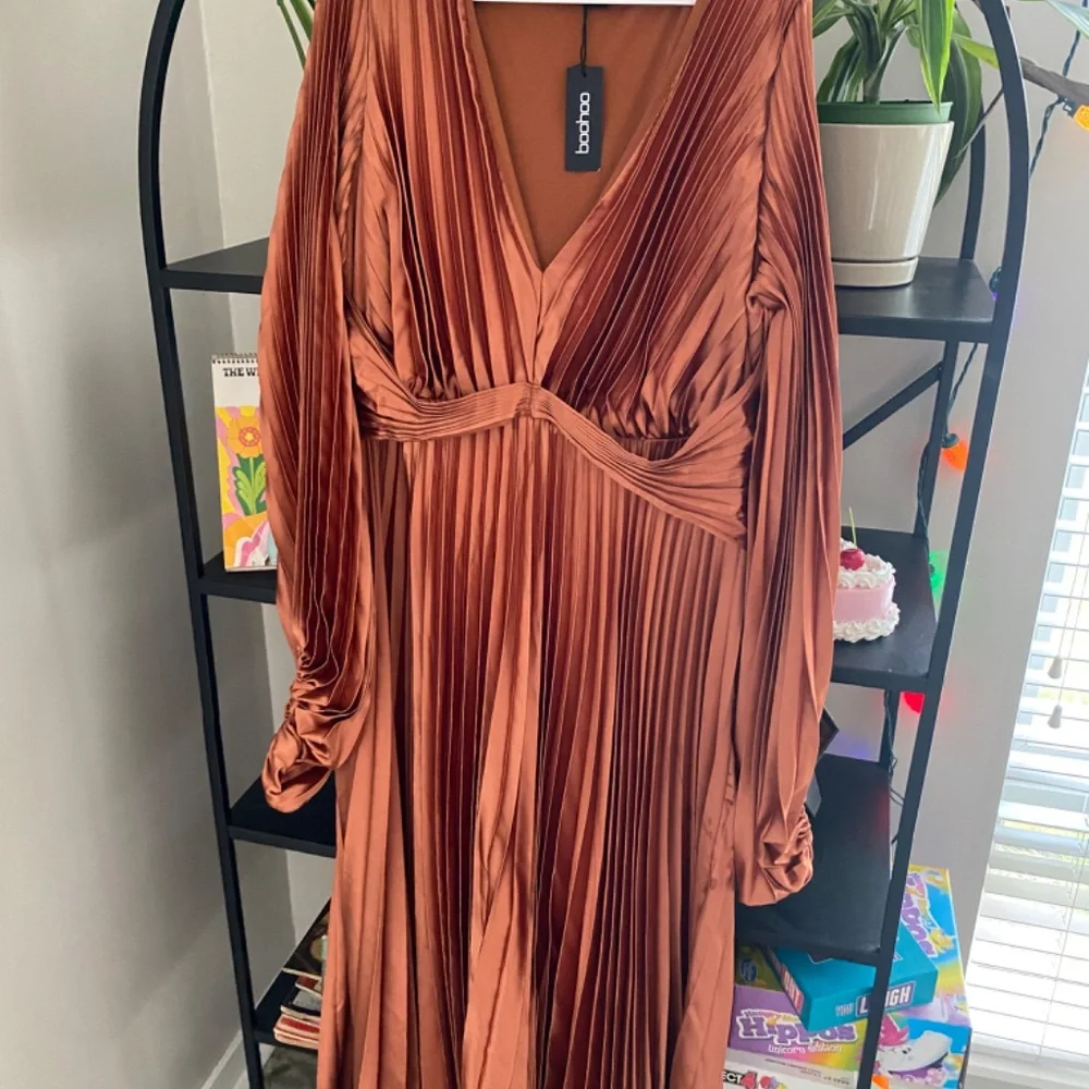 Pleated burnt orange dress - Picture 3 of 3